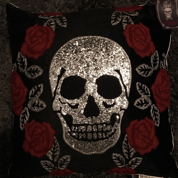 Skull with Roses Pillow - Picture 6 of 7